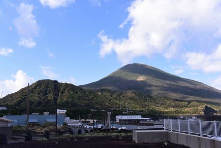神湊港から神止山と八丈富士